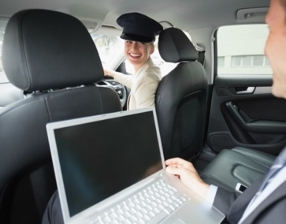 老板会开车，为何仍需司机与商务秘书？——效率、安全与价值的深度解析